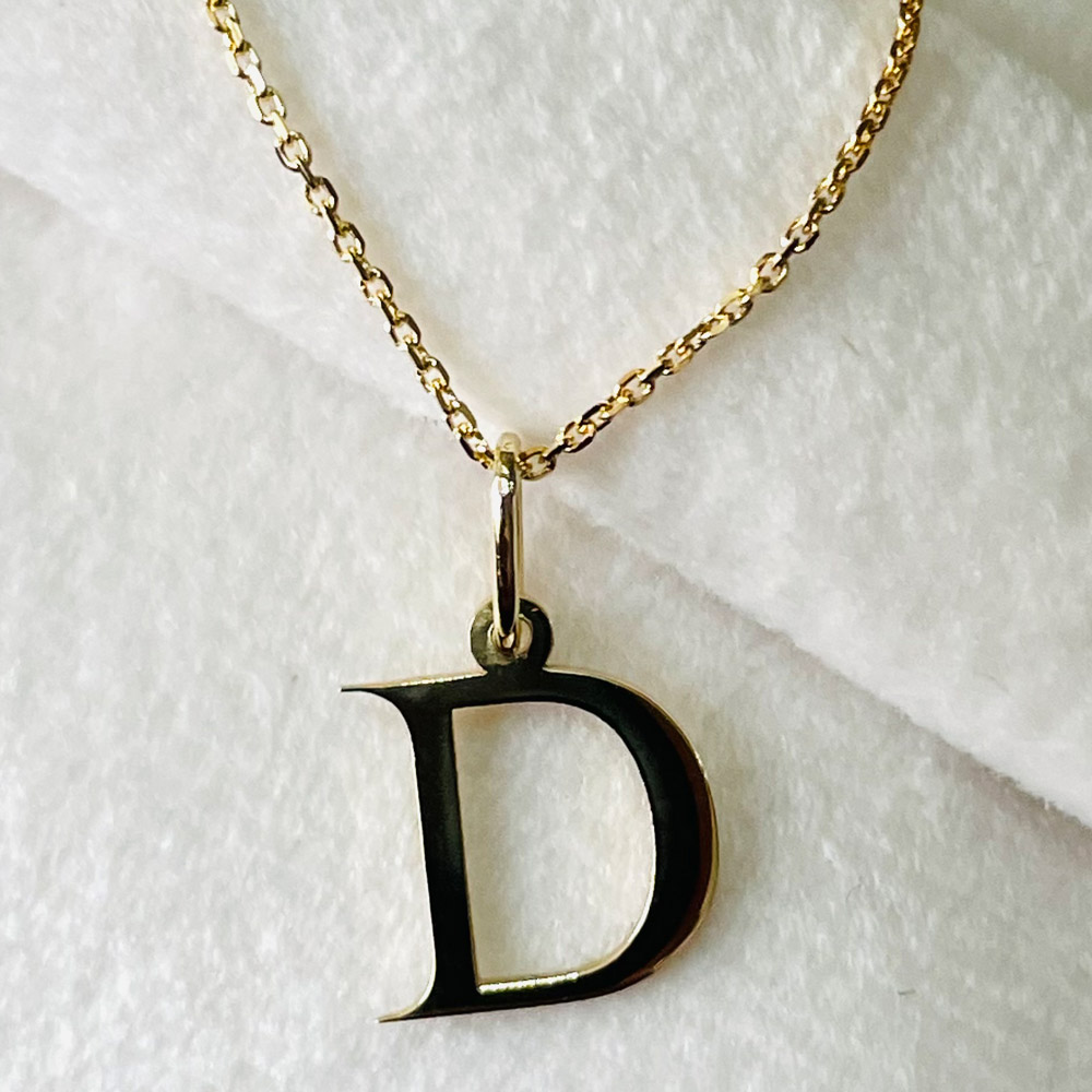 Dije-letra-en-oro-maria-wiesner