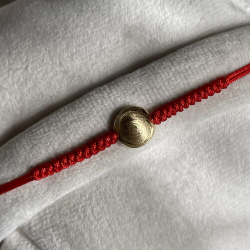 Manilla Mini Lenteja en oro 18K e hilo rojo